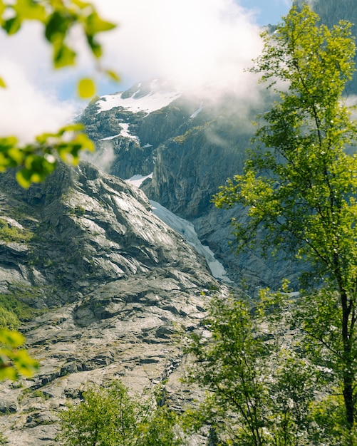 Foto gratuita affascinante colpo verticale delle montagne in norvegia