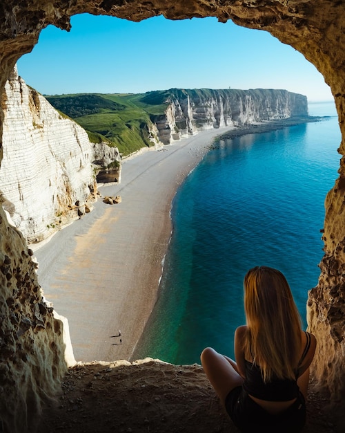 화창한 날 푸른 물과 푸른 땅 옆에 있는 에귀 데트르타(Aiguille d'Etretat)의 매혹적인 전망