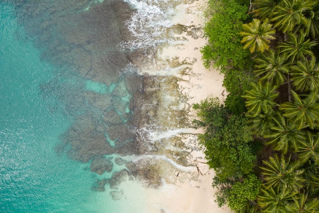 인도네시아의 하얀 모래와 청록색 맑은 물이있는 해변의 매혹적인 전망