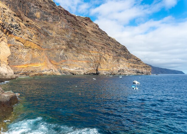 スペイン、カナリア諸島、プエルトデプンタゴルダの美しい海の魅惑的な景色