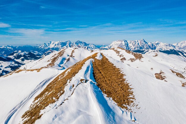 雪をかぶった美しい山々の魅惑的な景色