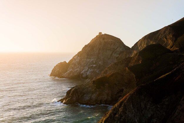 夕焼けの青空の下、穏やかな海と海岸の断崖の魅惑的な景色