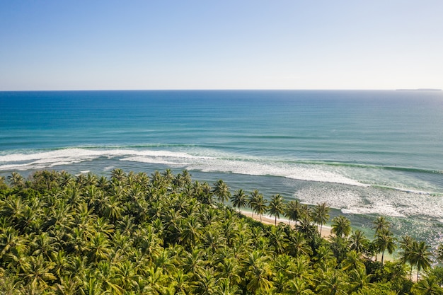 Завораживающий вид на побережье с белым песком и бирюзовой чистой водой в Индонезии.