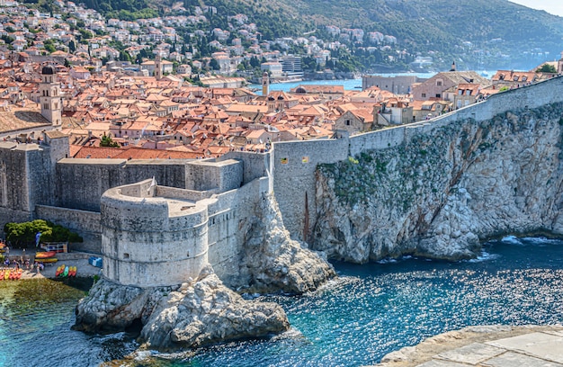 크로아티아 두브로브니크(Dubrovnik)의 중세 구시가지 성벽을 따라 있는 보카르 요새(Fort Bokar)의 매혹적인 전망