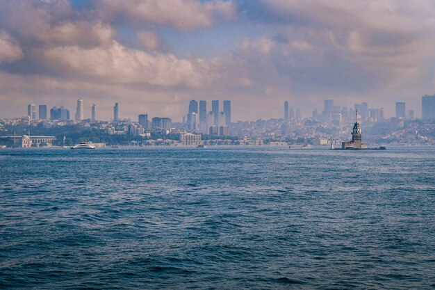 터키 이스탄불(Istanbul)의 배경에 건물이 있는 메이든스 타워(Maden's Tower)의 매혹적인 전망