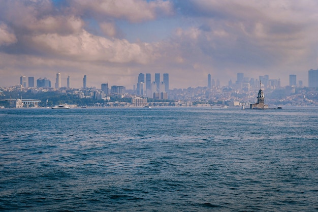 터키 이스탄불(Istanbul)의 배경에 건물이 있는 메이든스 타워(Maden's Tower)의 매혹적인 전망