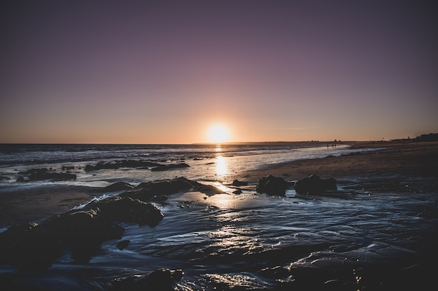 Foto gratuita affascinante vista sul mare durante il tramonto