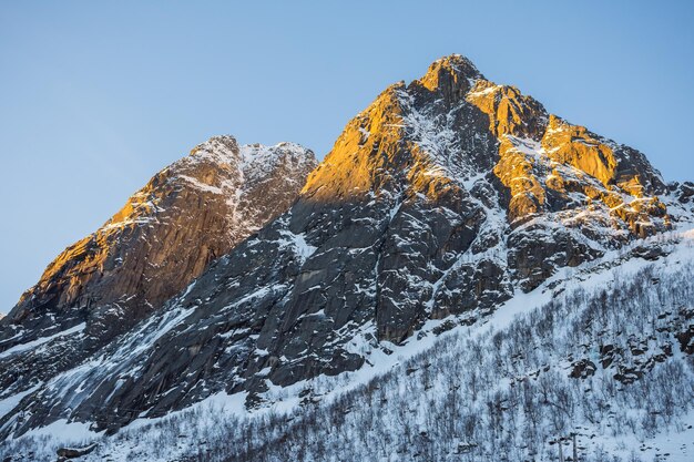 ノルウェー、トロムソの雪をかぶった山々の魅惑的な景色