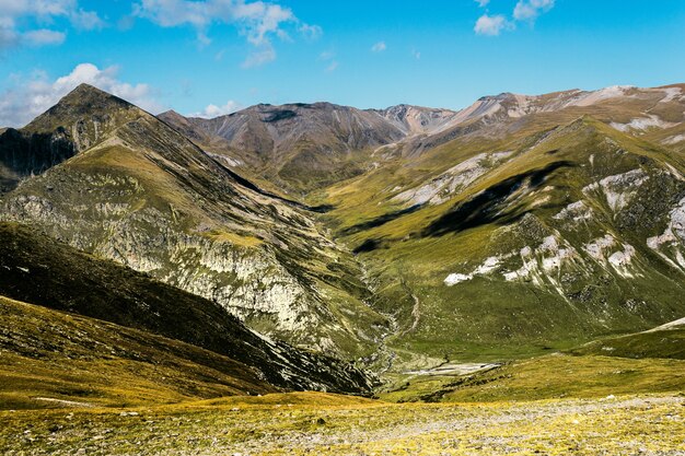 아르헨티나의 푸른 하늘 아래 세 봉우리 언덕의 매혹적인 전망