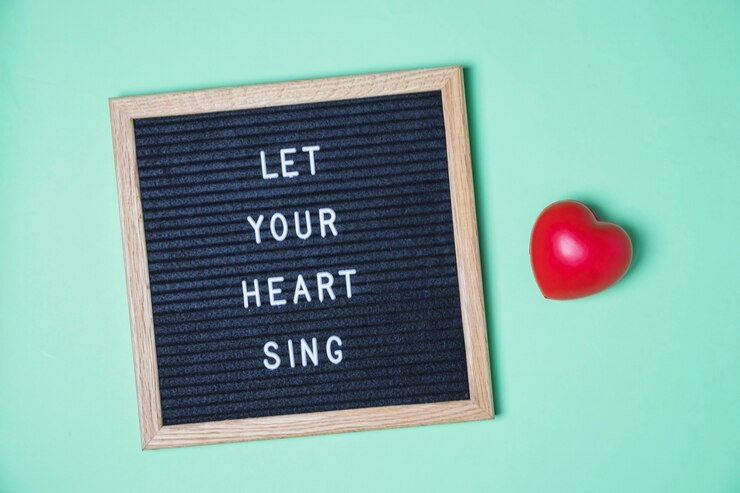 Free Photo message on board and red heart on turquoise background