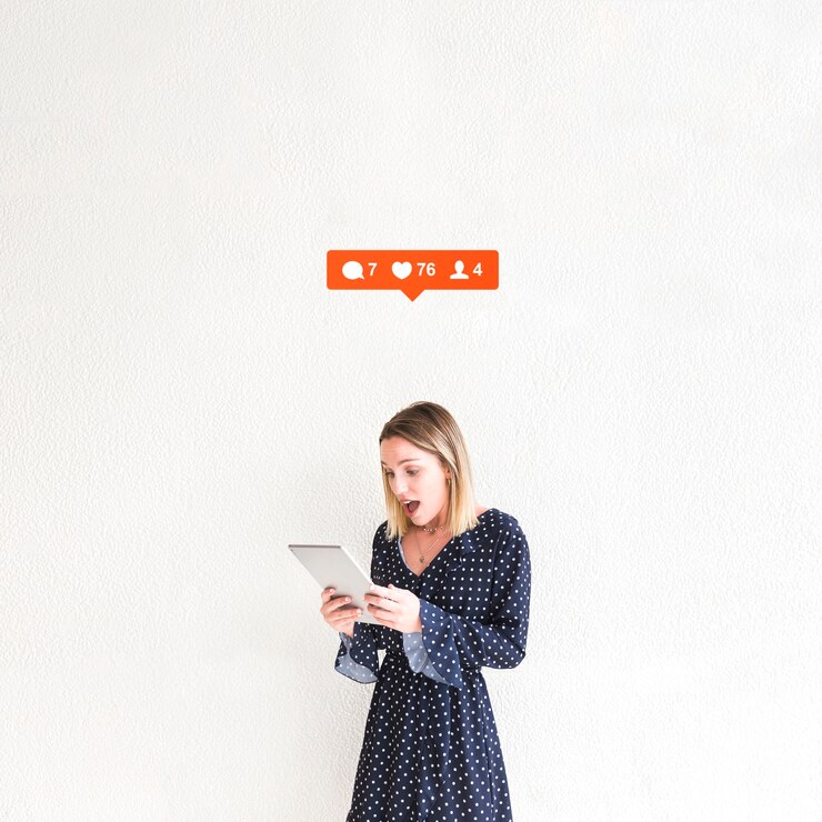 Free Photo message, like and comment option over surprised woman looking at digital tablet