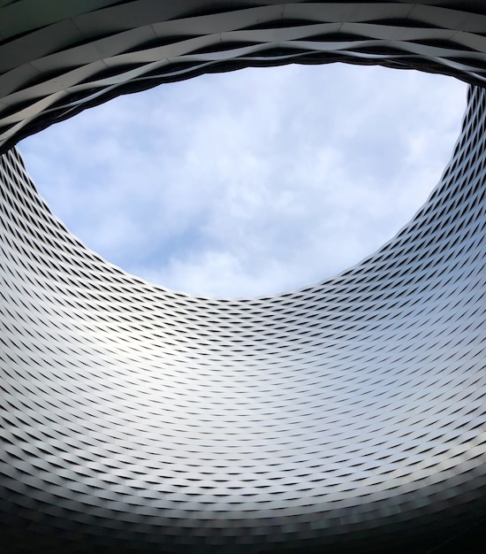 Foto gratuita messeplatz sotto un cielo nuvoloso a basilea in svizzera