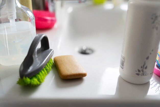 Foto gratuita concetto di casa sporca bagno disordinato