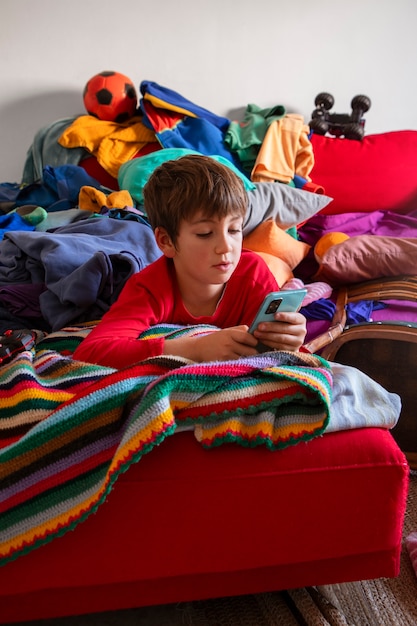 Foto gratuita interno disordinato pieno di vestiti