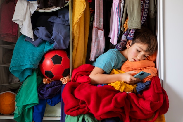 Foto gratuita interno disordinato pieno di vestiti