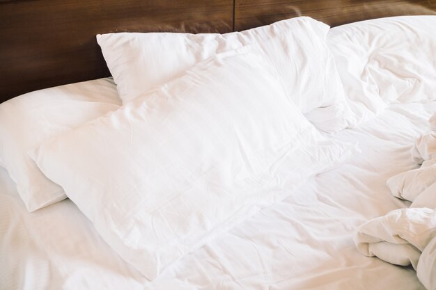 Грязная белая подушка