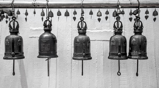無料写真 仏教寺院の近くの金属の鐘