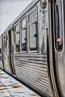 Foto gratuita treno di metallo nella stazione ferroviaria di chicago