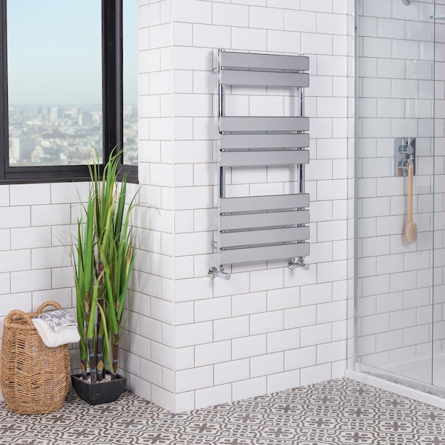 Бесплатное фото Металлическая вешалка для полотенец с подогревом в современной отремонтированной ванной комнате