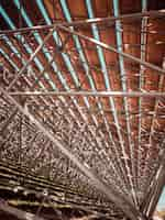 Free photo metallic structure with wooden ceiling