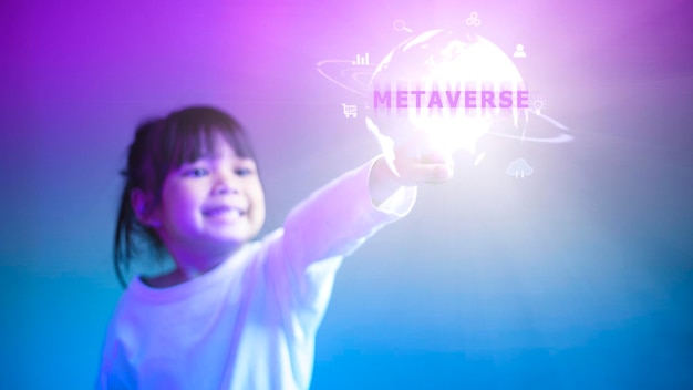 Концепции метавселенной. маленькая девочка и опыт виртуального мира метавселенной на красочном фоне