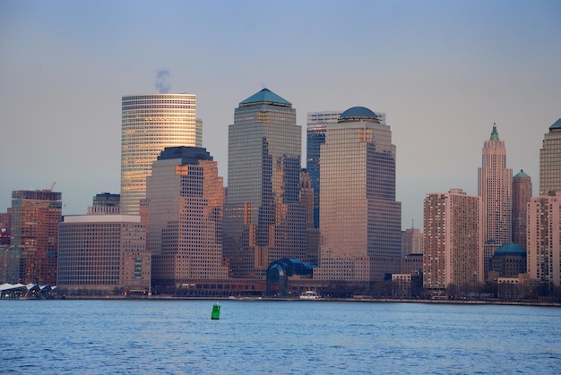 Foto gratuita edifici della metropolis al tramonto