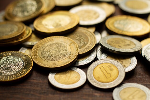 メキシコの硬貨の種類がテーブルに