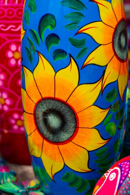 Бесплатное фото Мексиканская культура с подсолнухами на кружке