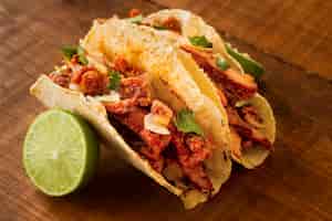 Foto gratuita angolo alto di concetto di cibo messicano