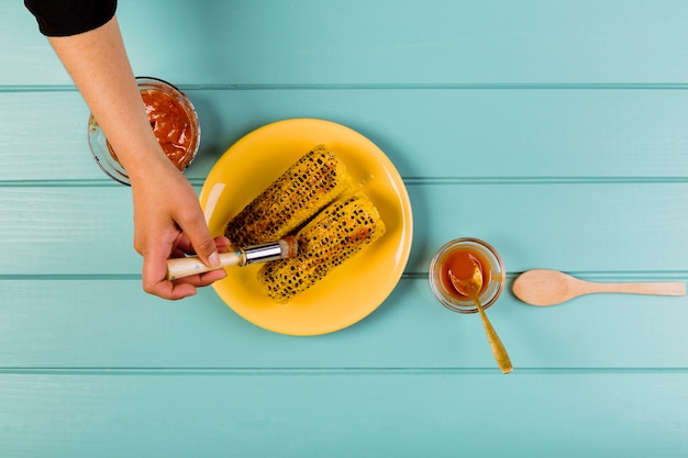 Foto gratuita concetto di cibo messicano con mais fritto sul piatto