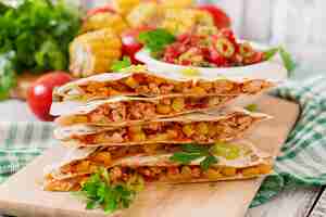 Foto gratuita involucro di quesadilla messicana con pollo, mais, peperoni e salsa