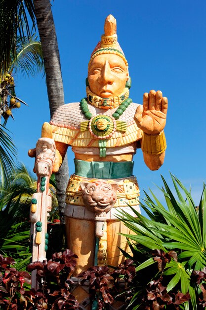 공원에서 고귀한 남자의 멕시코 동상