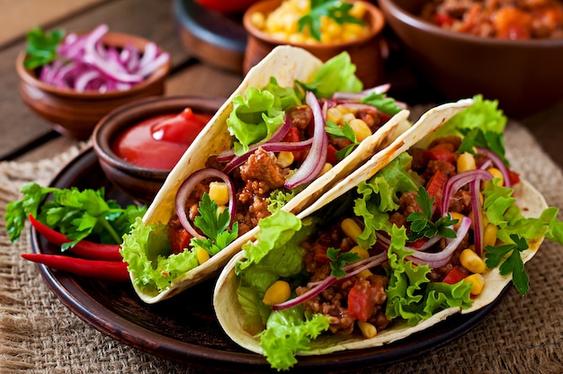 고기, 야채, 붉은 양파와 함께 멕시코 타코