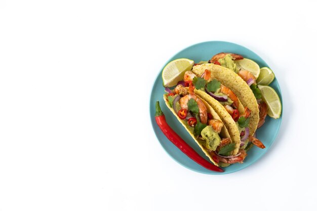 Мексиканские тако с креветками гуакамоле и овощами на белом фоне