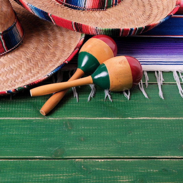 Бесплатное фото Мексика сомбреро синко де майо деревянный фон