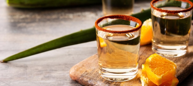 오렌지 조각과 벌레 소금을 곁들인 Mezcal 멕시코 음료