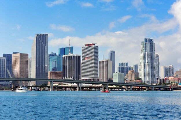 하루에 바다 위에 다리와 마이애미 고층 빌딩.