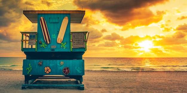 ライフガードタワー、米国のマイアミサウスビーチの日の出。