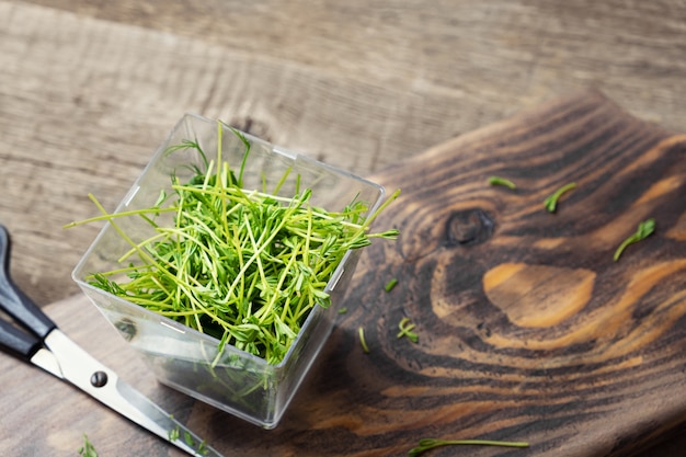 Microgreens. Ростки чечевицы на деревянной предпосылке.