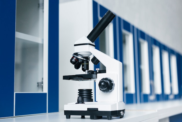 Free Photo microscope in a clinical laboratory