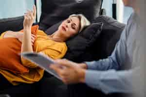 Free photo mid adult woman talking during appointment with psychotherapist