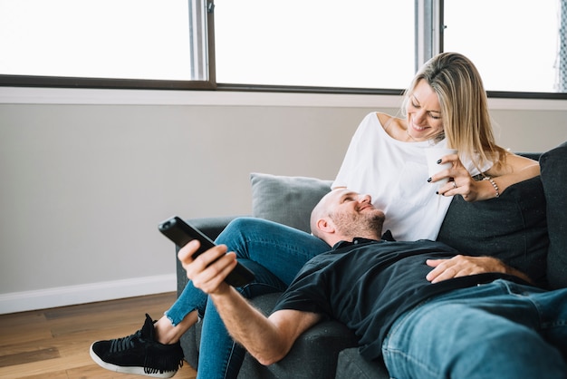 Foto gratuita metà anni coppia in amore a casa