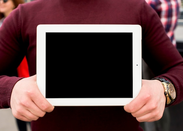 Бесплатное фото Средняя часть человека, показывая пустой экран цифровой планшет