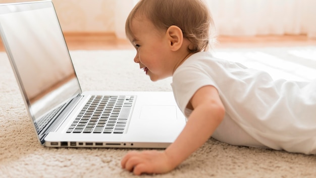중간 샷 귀여운 아기와 노트북