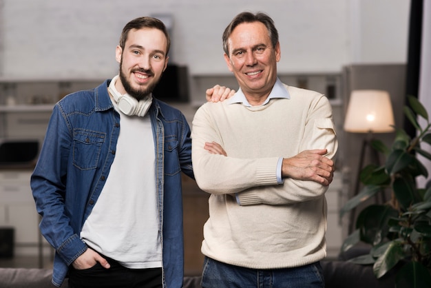 Foto gratuita metà colpo padre e figlio in posa e sorridente