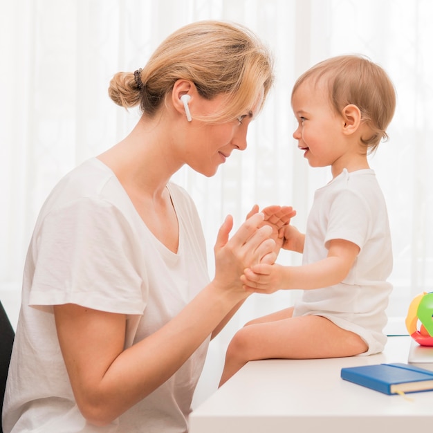 Foto gratuita metà colpo felice madre e bambino, guardare l'altro