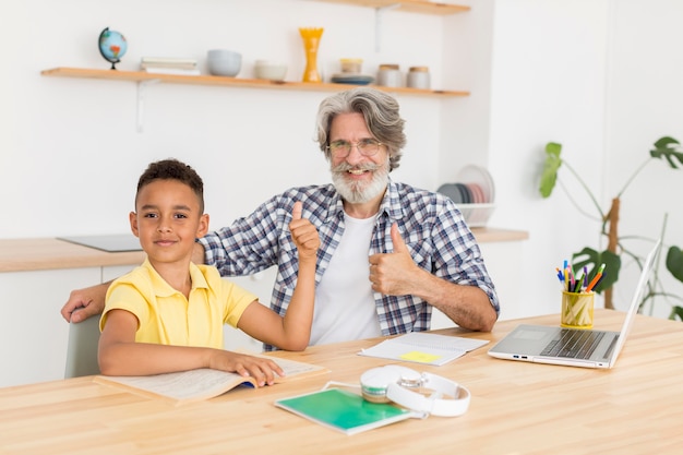 Foto gratuita insegnante e ragazzo che studiano