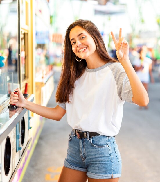 ピースサインをしている半ばショット女性