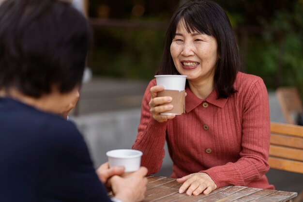 커피숍에서 즐거운 중년 친구들