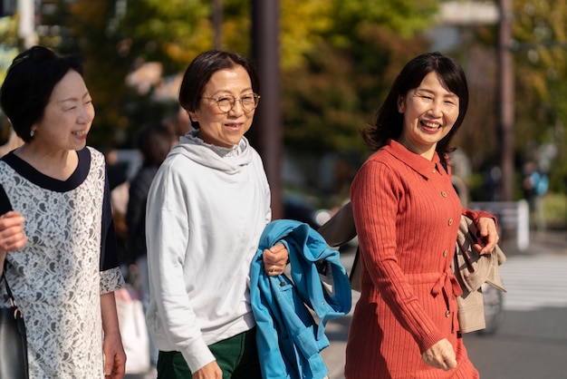 楽しんでいる中年の友人